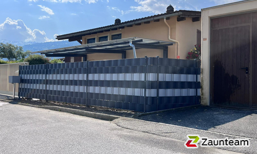 Flechtfix Vario Sichtschutz RAL Standardfarben wurde in Sion von Zaunteam Wallis, Niedergesteln im Jahr 2023 erstellt.