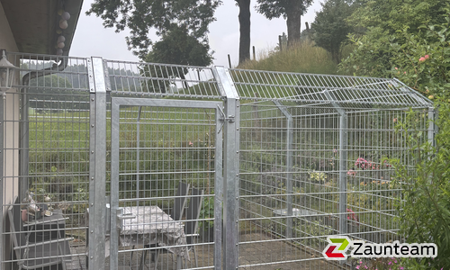 Doppelstabmatten schwer verzinkt mit Pfosten 40x60 verzinkt mit Abdeckleisten einbetoniert wurde in Binnenbach von Zaunteam Schwaben-Nord, Todtenweis im Jahr 2025 erstellt.