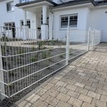 Doppelstabmatten schwer weiss mit Pfosten 40x60 weiss mit Abdeckleisten wurde in Dietingen von Zaunteam Lkr. Rottweil, Dietingen-Rotenzimmern im Jahr 2026 erstellt.