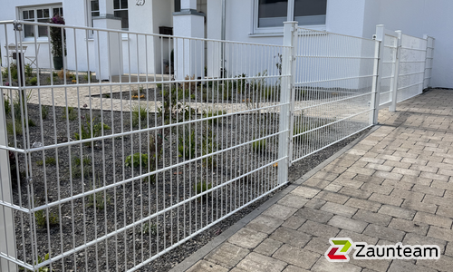 Doppelstabmatten schwer weiss mit Pfosten 40x60 weiss mit Abdeckleisten wurde in Dietingen von Zaunteam Lkr. Rottweil, Dietingen-Rotenzimmern im Jahr 2026 erstellt.
