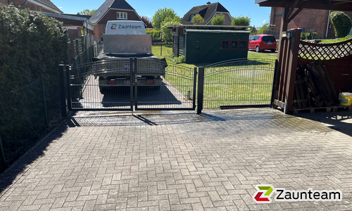 Deko-Doppelstabmatten Tor 2-flüglig wurde in Wittenborn von Zaunteam Südostholstein, Högersdorf im Jahr 2026 erstellt.