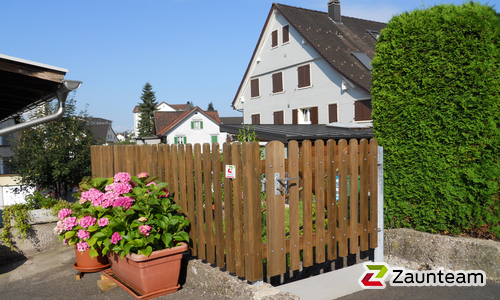 Staketen Holz vor die Pfosten / T-Stahl Pfosten feuerverzinkt einbetoniert wurde in Uznach von Zaunteam Linth GmbH, Uznach im Jahr 2016 erstellt.