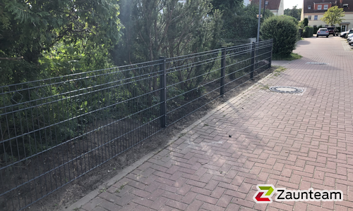Deko-Doppelstabmatten Stuttgart anthrazit mit Pfosten 40x60 anthrazit mit Abdeckleisten wurde in Groß Machnow von Zaunteam Pasewalk, Pasewalk im Jahr 2025 erstellt.