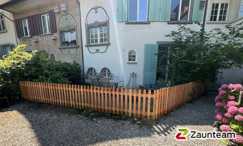 Staketen Holz vor die Pfosten / T-Stahl Pfosten feuerverzinkt einbetoniert wurde in Ebmatingen von Zaunteam Zürich Oberland, Gutenswil im Jahr 2025 erstellt.