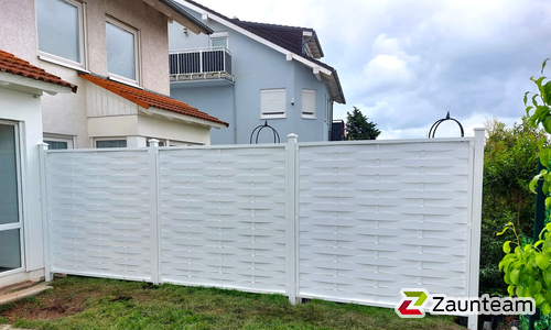 Kunststoff Sichtschutz Newport wurde in Dobel von Zaunteam Pforzheim, Neuhausen im Jahr 2024 erstellt.