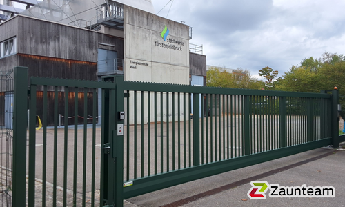Schiebetor Aluminium wurde in Fürstenfeldbruck von Zaunteam Ammersee, Hofstetten im Jahr 2026 erstellt.