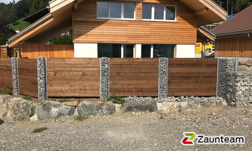 Holz Sichtschutz wurde in Faulensee von Zaunteam Berner Oberland, Ringgenberg im Jahr 2019 erstellt.