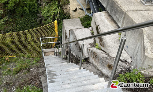 Edelstahl Handlauf geneigt mit Fussplatte wurde in Appenzell von Zaunteam Appenzellerland, Wasserauen im Jahr 2025 erstellt.