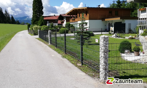 Doppelstabmatten schwer feuerverzinkt und anthrazit beschichtet mit Pfosten 60 x 40 mit Abdeckleisten einbetoniert wurde in Schwoich von Zaunteam Tirol Unterland, Schwoich im Jahr 2020 erstellt.