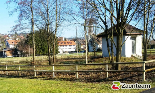 Halbrundlattenzaun mit Robinienpfosten roh wurde in Uesslingen von Zaunteam Thurgau AG, Felben im Jahr 2016 erstellt.