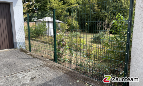 Doppelstabmatten leicht vorverzinkt und grün beschichtet mit Pfosten 60 x 40 mit Abdeckleisten einbetoniert wurde in Koblenz von Zaunteam Koblenz, Winningen im Jahr 2026 erstellt.