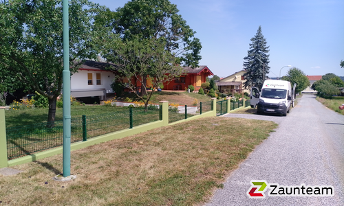 Deko-Doppelstabmatten Stuttgart anthrazit mit Pfosten 40x60 anthrazit mit Abdeckleisten mit Fussplatte wurde in Deutsch Schützen von Zaunteam Oststeiermark, Grafendorf bei Hartberg im Jahr 2025 erstellt.