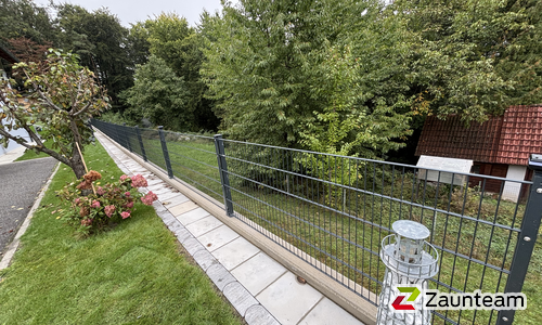 Doppelstabmatten schwer feuerverzinkt und anthrazit beschichtet mit Pfosten 60 x 40 mit Abdeckleisten mit Fussplatte wurde in Flattendorf von Zaunteam Oststeiermark, Grafendorf bei Hartberg im Jahr 2025 erstellt.