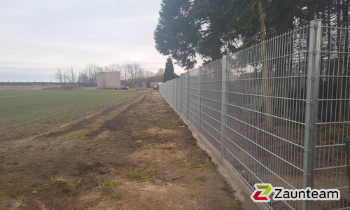 Doppelstabmatten schwer verzinkt mit Pfosten 40x60 verzinkt mit Abdeckleisten einbetoniert wurde in Lutherstadt Wittenberg von Zaunteam Fläming, Coswig im Jahr 2022 erstellt.
