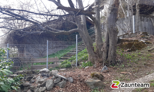 Doppelstabmatten schwer feuerverzinkt und anthrazit beschichtet mit Pfosten 60 x 40 mit Abdeckleisten einbetoniert wurde in Bad Hindelang von Zaunteam Allgäu, Bad Hindelang - Unterjoch im Jahr 2022 erstellt.