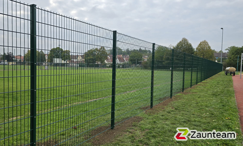 Doppelstabmatten schwer feuerverzinkt und grün beschichtet mit Pfosten 60 x 40 mit Abdeckleisten einbetoniert wurde in Poppenhausen von Zaunteam Main-Rhön, Euerdorf im Jahr 2025 erstellt.