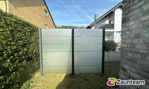 Glas Sichtschutz mit vierkant Aluminium-Nutpfosten einbetoniert wurde in Meschede von Zaunteam Sauerland, Neuenrade im Jahr 2023 erstellt.