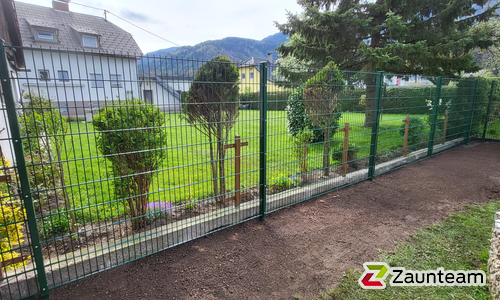 Doppelstabmatten schwer feuerverzinkt und grün beschichtet mit Pfosten 60 x 40 mit Abdeckleisten einbetoniert wurde in Arnoldstein von Zaunteam Kärnten-Mitte, Arnoldstein im Jahr 2024 erstellt.