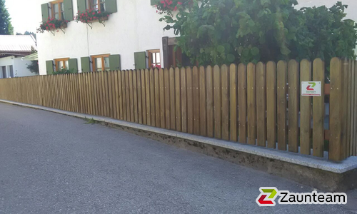 Staketen Holz mit U-Stahl Traverse / T-Stahl Pfosten verzinkt in Aussparung (CH) wurde in Jungholz von Zaunteam Allgäu, Bad Hindelang - Unterjoch im Jahr 2017 erstellt.