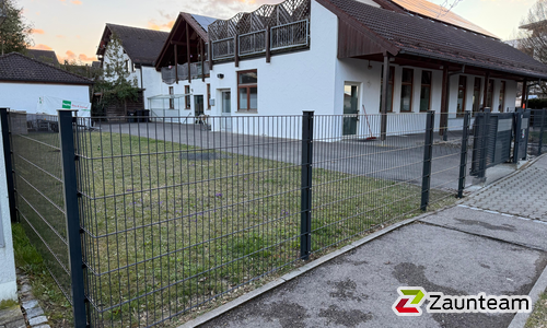 Doppelstabmatten schwer feuerverzinkt und anthrazit beschichtet mit Pfosten 60 x 40 mit Abdeckleisten einbetoniert wurde in Babenhausen von Zaunteam Ulm, Lonsee im Jahr 2026 erstellt.