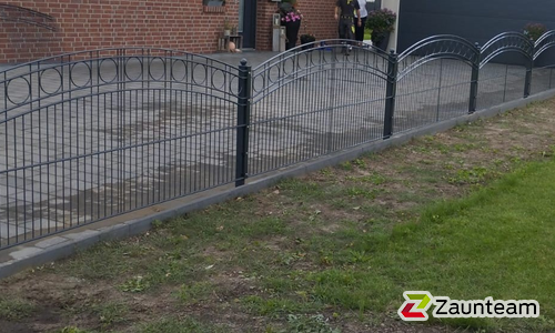 Decorzaun Torino mit Decorzaun Pfosten einbetoniert wurde in Bad Bodenteich von Zaunteam Südheide-Altmark, Hankensbüttel im Jahr 2023 erstellt.