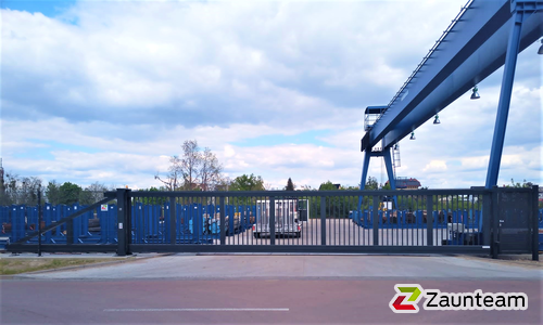 Schiebetor Aluminium wurde in Zerbst von Zaunteam Fläming, Coswig im Jahr 2022 erstellt.