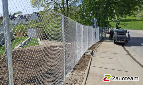 Diagonalgeflecht verzinkt mit Rohrpfosten verzinkt einbetoniert wurde in Aalen von Zaunteam Fenzhöfe Oberwälden, Oberwälden im Jahr 2026 erstellt.