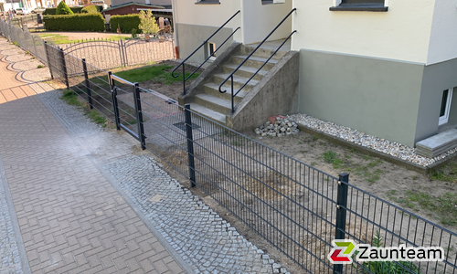 Doppelstabmatten schwer vorverzinkt und anthrazit beschichtet mit Pfosten Vario einbetoniert wurde in Wandlitz von Zaunteam Pasewalk, Pasewalk im Jahr 2023 erstellt.
