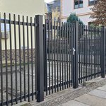 Palisaden Aluzaun einbetoniert, Zaunteam Leipzig, Leipzig, 04315 Leipzig Palisaden Aluzaun einbetoniert wurde in Leipzig von Zaunteam Leipzig, Leipzig im Jahr 2024 erstellt.