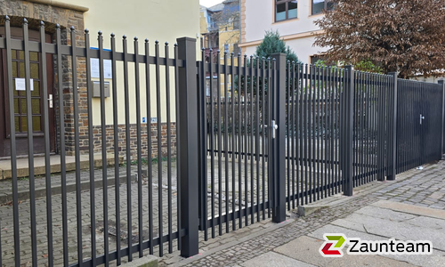 Palisaden Aluzaun einbetoniert wurde in Leipzig von Zaunteam Leipzig, Leipzig im Jahr 2024 erstellt.