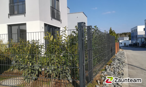 Doppelstabmatten leicht feuerverzinkt und anthrazit beschichtet mit Pfosten 60 x 40 mit Abdeckleisten einbetoniert wurde in Waltenhofen von Zaunteam Allgäu, Bad Hindelang - Unterjoch im Jahr 2019 erstellt.