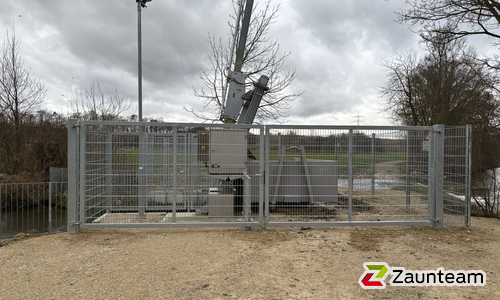 Doppelstabmatten schwer verzinkt mit Pfosten 40x60 verzinkt mit Abdeckleisten einbetoniert wurde in Aichach von Zaunteam Schwaben-Nord, Todtenweis im Jahr 2024 erstellt.
