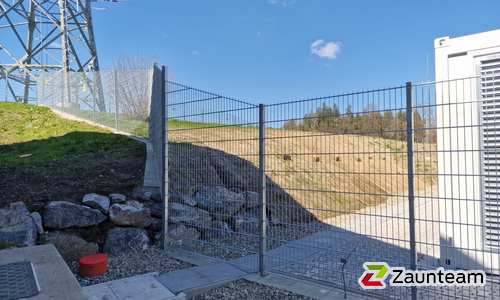 Doppelstabmatten schwer verzinkt mit Pfosten 40x60 verzinkt mit Abdeckleisten einbetoniert wurde in Obermooweiler von Zaunteam Oberschwaben, Obermarchtal im Jahr 2023 erstellt.