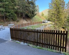 Staketen Holz vor die Pfosten / T-Stahl Pfosten verzinkt mit Fussplatte wurde in Davos Dorf von Zaunteam Heidiland, Bad Ragaz im Jahr 2026 erstellt.