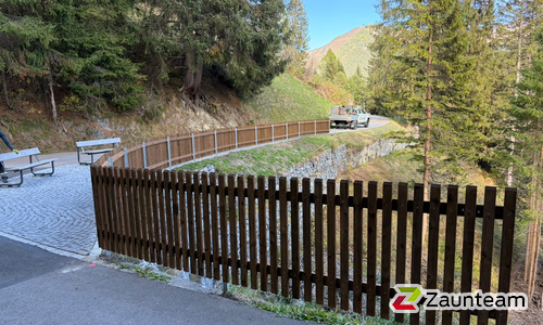 Staketen Holz vor die Pfosten / T-Stahl Pfosten verzinkt mit Fussplatte wurde in Davos Dorf von Zaunteam Heidiland, Bad Ragaz im Jahr 2026 erstellt.