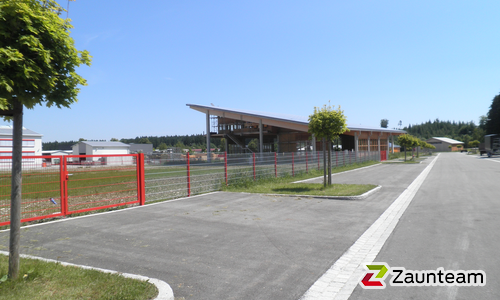 Doppelstabmatten schwer verzinkt mit Pfosten 40x60 verzinkt mit Abdeckleisten einbetoniert wurde in Andechs von Zaunteam Ammersee, Hofstetten im Jahr 2022 erstellt.