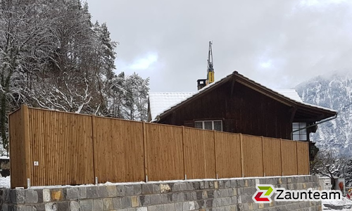 Holz Sichtschutz wurde in Sundlauenen von Zaunteam Berner Oberland, Ringgenberg im Jahr 2017 erstellt.