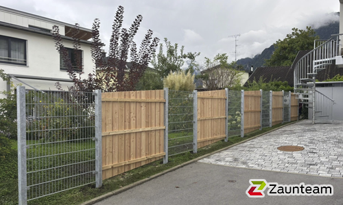 Holz Sichtschutz wurde in Götzis von Zaunteam Vorarlberg, Dornbirn im Jahr 2025 erstellt.