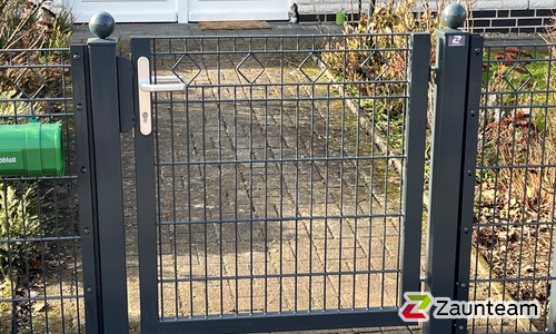 Deko-Doppelstabmatten Tor 1-flüglig wurde in Bargfeld-Stegen von Zaunteam Südostholstein, Högersdorf im Jahr 2026 erstellt.