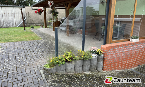 Glas Sichtschutz mit vierkant Aluminium-Nutpfosten einbetoniert wurde in Zerrenthin von Zaunteam Pasewalk, Pasewalk im Jahr 2024 erstellt.