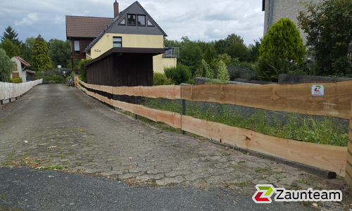 Ranchzaun (ungesäumte Bretter) mit Lärchenpfosten braun wurde in Braunschweig von Zaunteam Braunschweig, Ilsede im Jahr 2025 erstellt.