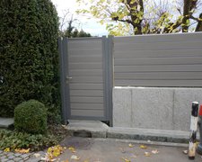 WPC Sichtschutztor 1-flüglig wurde in Zürich von Zaunteam Zürich Oberland, Gutenswil im Jahr 2016 erstellt.