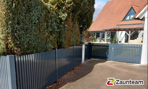 Classic Aluzaun RAL Standardfarbe / Aluminiumpfosten vierkant RAL Standardfarbe einbetoniert wurde in Landsberg von Zaunteam Ammersee, Hofstetten im Jahr 2025 erstellt.