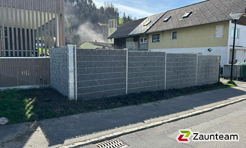 Gabionen mit vierkant Stahlpfosten wurde in Zwischenwasser von Zaunteam Vorarlberg, Dornbirn im Jahr 2024 erstellt.