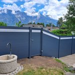 Alu Systemprofil in anthrazit mit Aluminiumpfosten vierkant 90 x 90 mm in Aussparung wurde in Buchs von Zaunteam Werdenberg, Werdenberg im Jahr 2026 erstellt.
