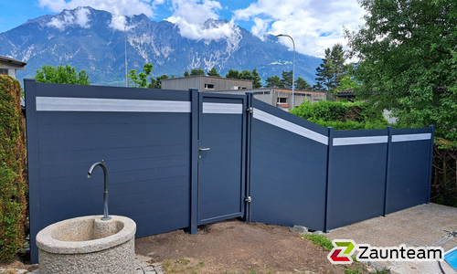 Alu Systemprofil in anthrazit mit Aluminiumpfosten vierkant 90 x 90 mm in Aussparung wurde in Buchs von Zaunteam Werdenberg, Werdenberg im Jahr 2026 erstellt.