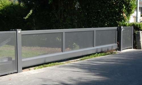 Schiebetor Aluminium wurde in Murten von Zaunteam Spahni AG, Laupen BE im Jahr 2012 erstellt.