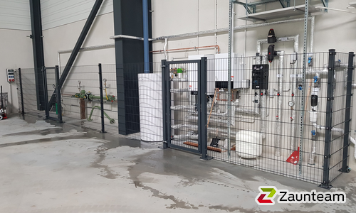 Doppelstabmatte schwer verzinkt mit Pfosten Vario verzinkt mit Fussplatte wurde in Leipzig von Zaunteam Leipzig, Leipzig im Jahr 2024 erstellt.