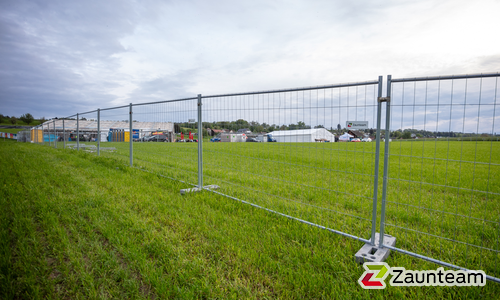 Expresszaun mit Recycling-Fuss wurde in Triboltingen von Zaunteam Thurgau AG, Felben im Jahr 2024 erstellt.