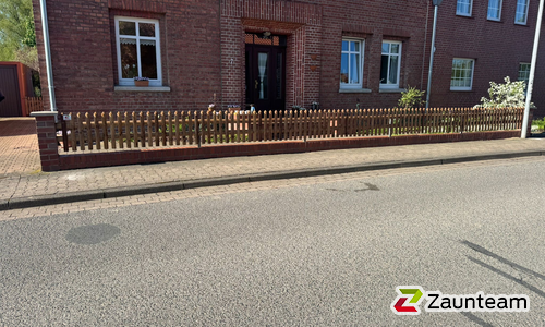 Palisaden mit T-Stahlpfosten verzinkt in Aussparung wurde in Stadthagen von Zaunteam Schaumburger Land, Stadthagen im Jahr 2026 erstellt.